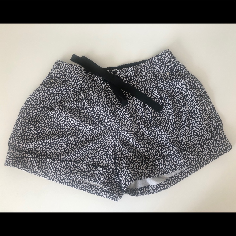 Lululemon Spring Breakaway Shorts Size 8